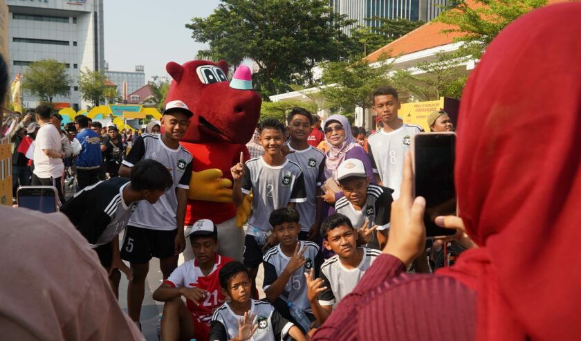 Masyarakat berfoto bersama Bacuya maskot Piala Dunia U-17 di Balai Pemuda Surabaya, Minggu (29/10/2023). Foto: Chandra suarasurabaya.net