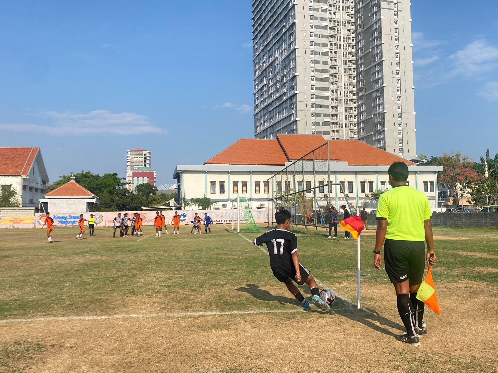 Suasana final pertandingan sepak bola antar kampung di Mulyorejo, Surabaya untuk menyemarakkan Piala Dunia U-17 2023, Senin (30/10/2023). Foto: Meilita suarasurabaya.net