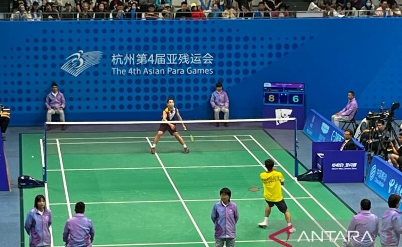 Pebulu tangkis Indoensia Dheva Anrimusthi saat berlaga di partai final tunggal putra SU5 yang digelar di Binjiang Stadium, China, Jumat (27/10/2023). Foto : Antara