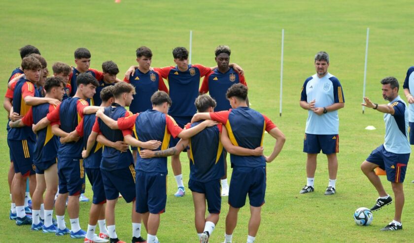 Pelatih Tim Nasional Spanyol U-17 Jose Lana (kanan) memberikan instruksi saat memimpin sesi latihan menjelang Piala Dunia U-17 2023 di Lapangan Gelora Samudra, Badung, Bali, Jumat (3/11/2023). Foto: Antara