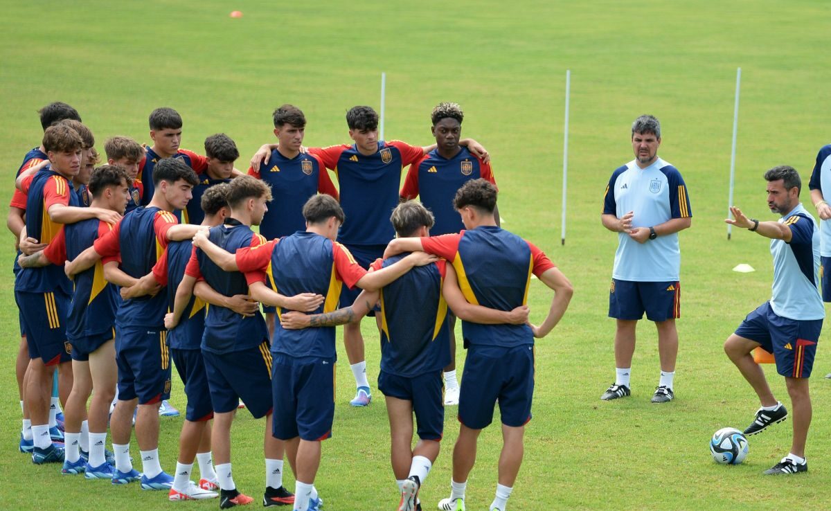 Pelatih Tim Nasional Spanyol U-17 Jose Lana (kanan) memberikan instruksi saat memimpin sesi latihan menjelang Piala Dunia U-17 2023 di Lapangan Gelora Samudra, Badung, Bali, Jumat (3/11/2023). Foto: Antara