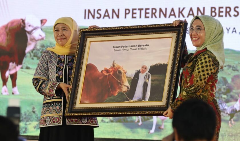 Khofifah Indar Parawansa Gubernur Jatim waktu menghadiri gelar prestasi pembangunan peternakan Jatim 2023 di Graha Sumedera Bumimoro, Sabtu (25/11/2023). Foto: Humas Pemprov Jatim.