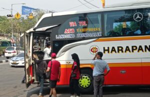 Pendukung Timnas U-17 Menuju Stadion GBT via Terminal Joyoboyo