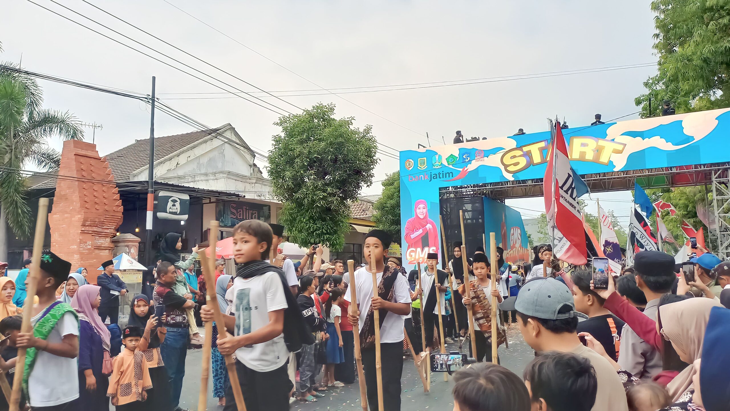 Pemberangkatan Gerak Jalan Mojosuro di meriahkan oleh anak-anak menggunakan egrang bambu, Sabtu (4/11/2023). Foto : Andini magang suarasurabaya.net