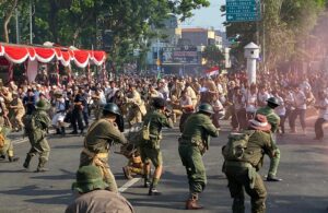 Atraksi Pertempuran Buka Parade Surabaya Juang 2023