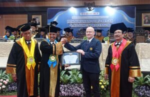 Unesa Pertama Kali Kukuhkan Adjunct Professor