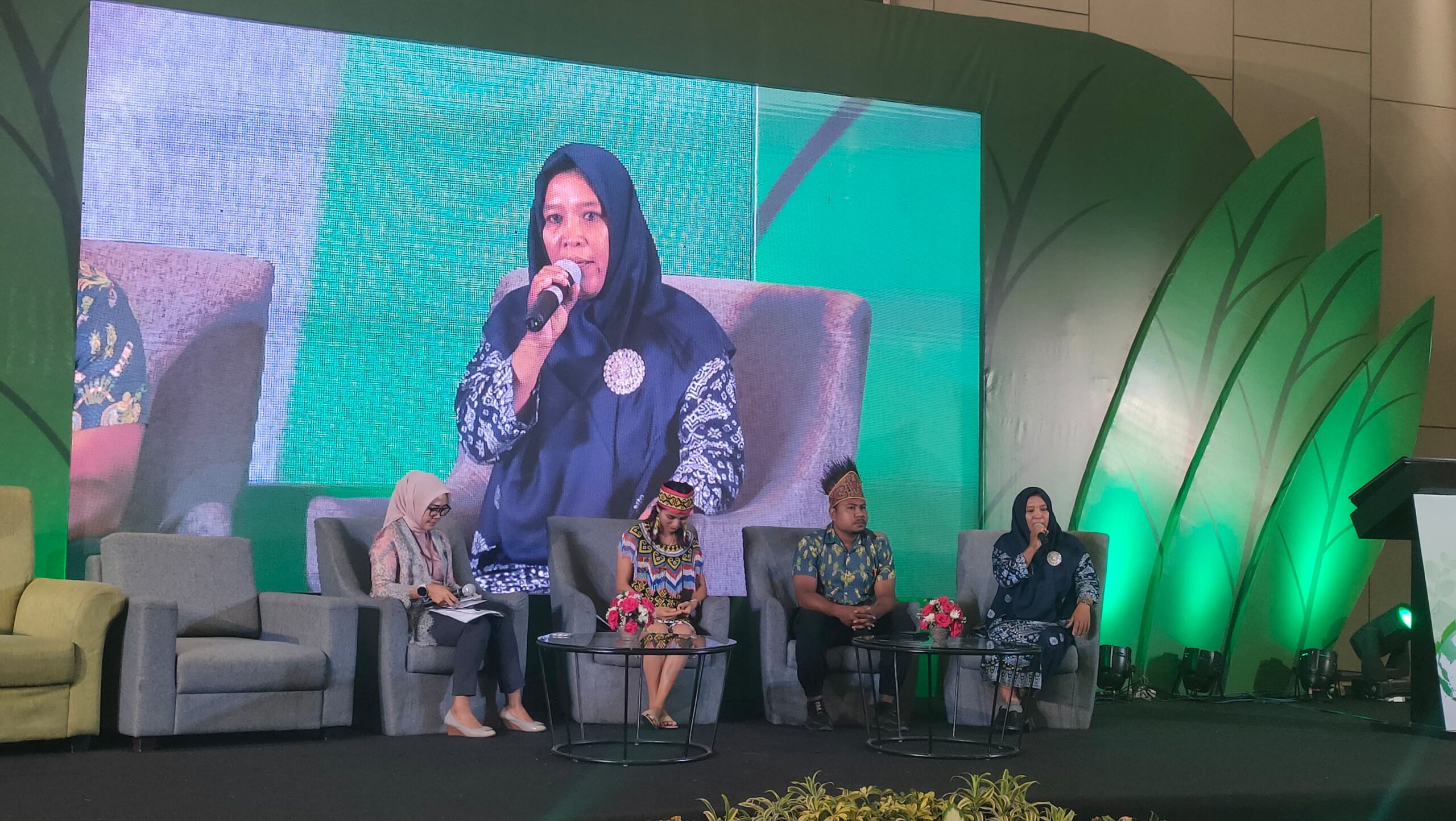 Sesi talkshow gerakan untuk mendukung keterlibatan perempuan dan Anak muda dalam mengelola hutan di Indonesia dalam serangkaian acara Konferensi dan Kongres perempuan dan generasi muda penjaga hutan di Premier Ballroom Hotel Santika, Selasa (7/11/2023). Foto: Feby Magang suarasurabaya.net