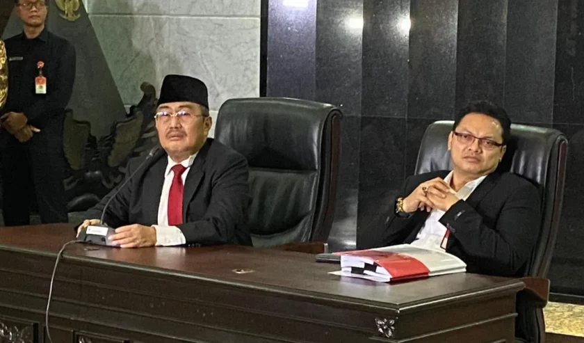 Jimly Asshiddiqie Ketua Majelis Kehormatan Mahkamah Konstitusi (MKMK) (kiri) saat konferensi pers usai pembacaan putusan MKMK di Gedung MK RI, Jakarta, Selasa (7/11/2023) malam. Foto: Antara