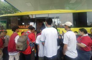 Pendukung Timnas Memadati Terminal Benowo, Naik Shuttle Bus ke Stadion GBT