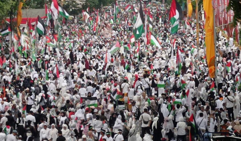 Ribuan masyarakat memenuhi Jalan Gubernur Suryo Surabaya dalam aksi super damai bela Palestina dan doa bersma, Minggu (12/11/2023). Foto: Risky suarasurabaya.net