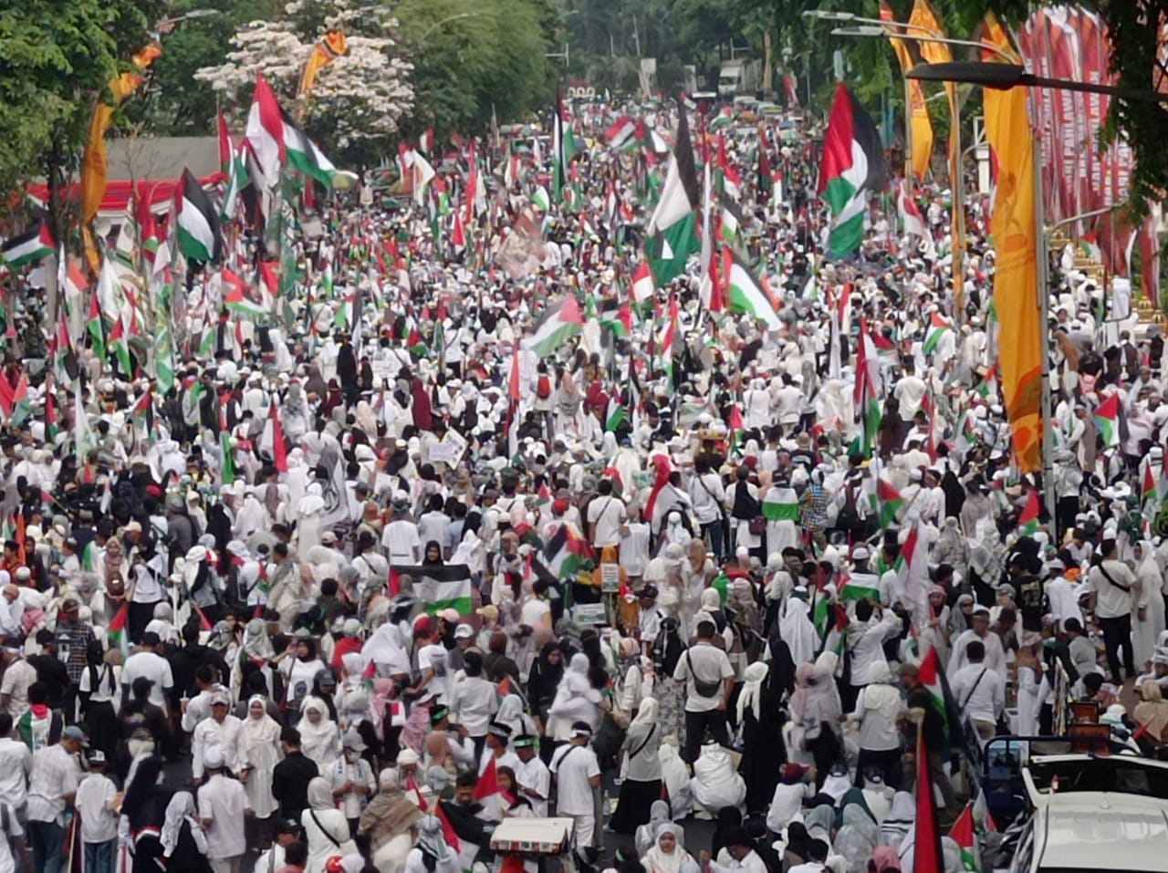 Ribuan masyarakat memenuhi Jalan Gubernur Suryo Surabaya dalam aksi super damai bela Palestina dan doa bersma, Minggu (12/11/2023). Foto: Risky suarasurabaya.net