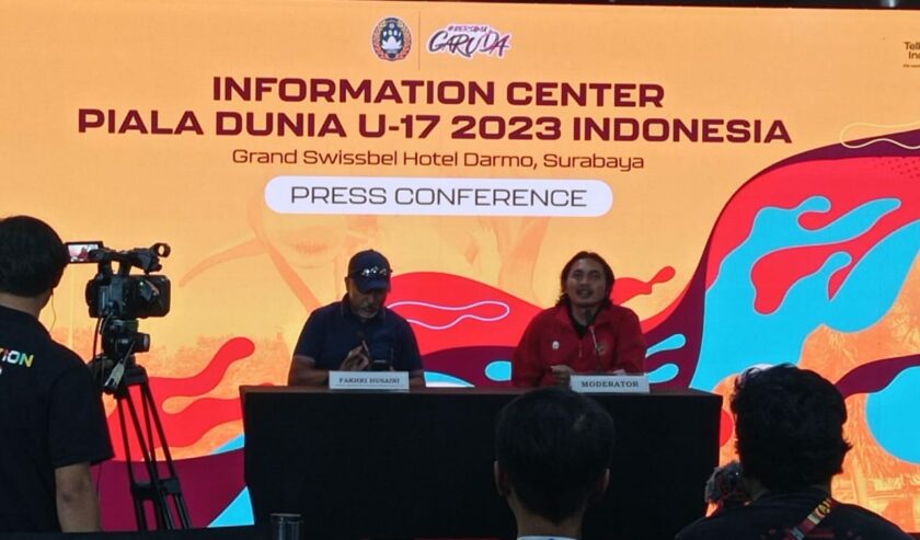 Fakhri Husaini mantan Pelatih Timnas U-19 saat berada dalam Konferensi Pres di Surabaya, Selasa (14/11/2023). Foto: Risky suarasurabaya.net