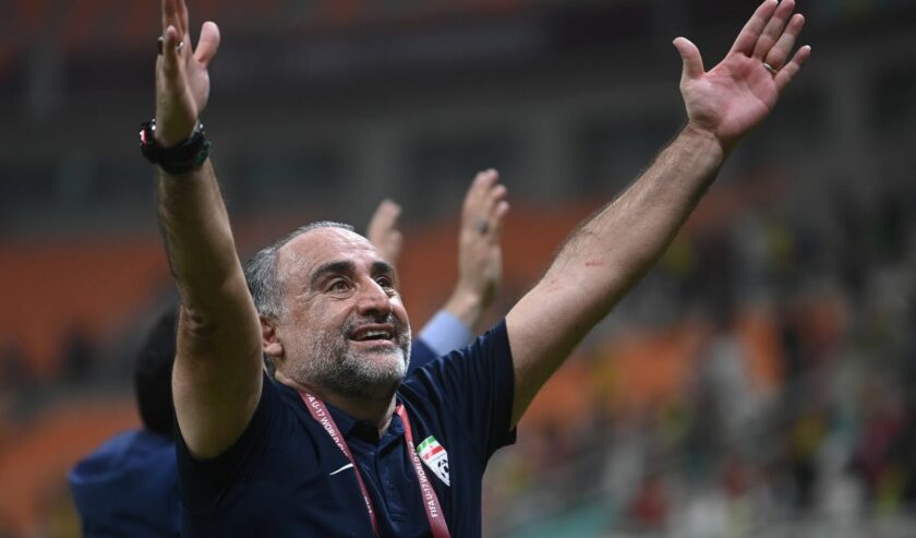 Pelatih Timnas Iran Abdi Hossein memberikan hormat kepada supporter usai mengalahkan Brazil dalam laga penyisihan Grup C Piala Dunia U-17 di Jakarta International Stadium, Jakarta, Sabtu (11/11/2023). Foto: Antara