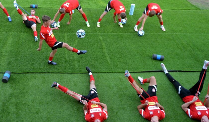 Sejumlah pesepak bola Tim Nasional Polandia U-17 mengikuti sesi latihan menjelang Piala Dunia U-17 2023 di Lapangan Gelora Samudra, Badung, Bali, Senin (6/11/2023). Foto: Antara