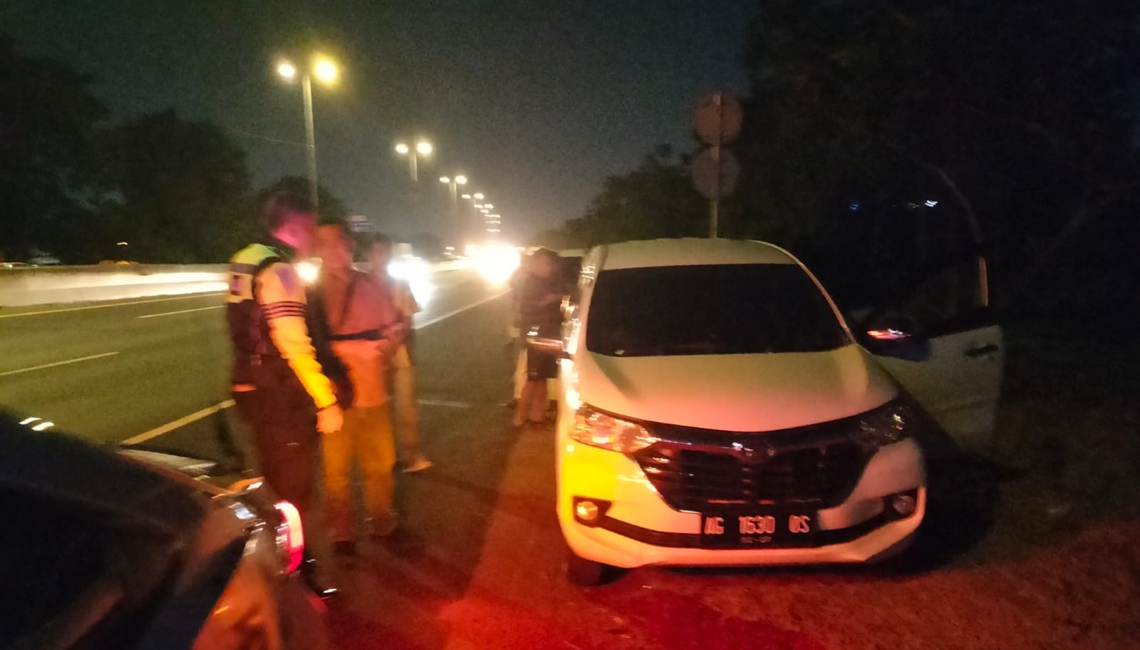 Polisi Patroli Jalan Raya (PJR) Tol Jawa Timur 2 mengamankan mobil Daihatsu Xenia bernomor pelat AG 1630 OS di sekitar Gerbang Tol Sidoarjo 2, pada Selasa (14/11/2023) sekitar pukul 22.30 WIB. Mobil itu diduga sedang digelapkan oleh peminjamnya,. Foto: Istimewa