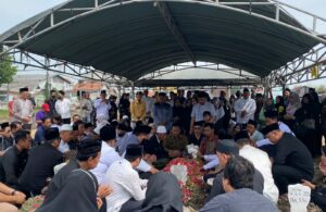 Mengantar KH. M. Roziqi Kepala Baznas Jatim ke Peristirahatan Terakhir