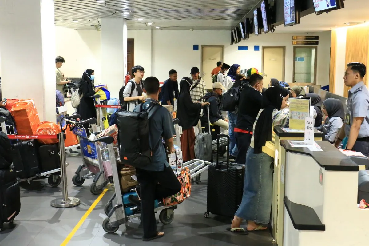 Ilustrasi - Penumpang di sedang check in di Bandara Internasional Juanda Surabaya. Foto: Angkasa Pura 1 Juanda