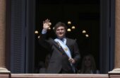 Javier Milei menyapa para pendukung dari balkon gedung pemerintah di Buenos Aires selepas dilantik menjadi presiden Argentina pada 10 Desember 2023 lalu. Foto: Associated Press