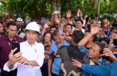 Joko Widodo Presiden RI berswafoto bersama para warga Kabupaten Kepulauan Talaud, Provinsi Sulawesi Utara, Kamis (28/12/2023). Foto: Antara