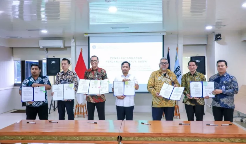 Seremoni penandatanganan perjanjian terpadu dilakukan secara simbolis antara Capt. Hendri Ginting Direktur Lalu Lintas dan Angkutan Laut, Direktur Utama PT PELNI (Persero), Direktur Utama PT ASDP Indonesia Ferry (Persero), Direktur Utama PT Djakarta Lloyd (Persero), Direktur Utama PT Aksar Saputra Lines, Direktur Utama PT Citra Baru Adinusantara, serta KPA dan PPK Kegiatan Perintis Pangkalan Ternate yang diselenggarakan di Jakarta, Jumat (29/12/2023). Foto: Antara