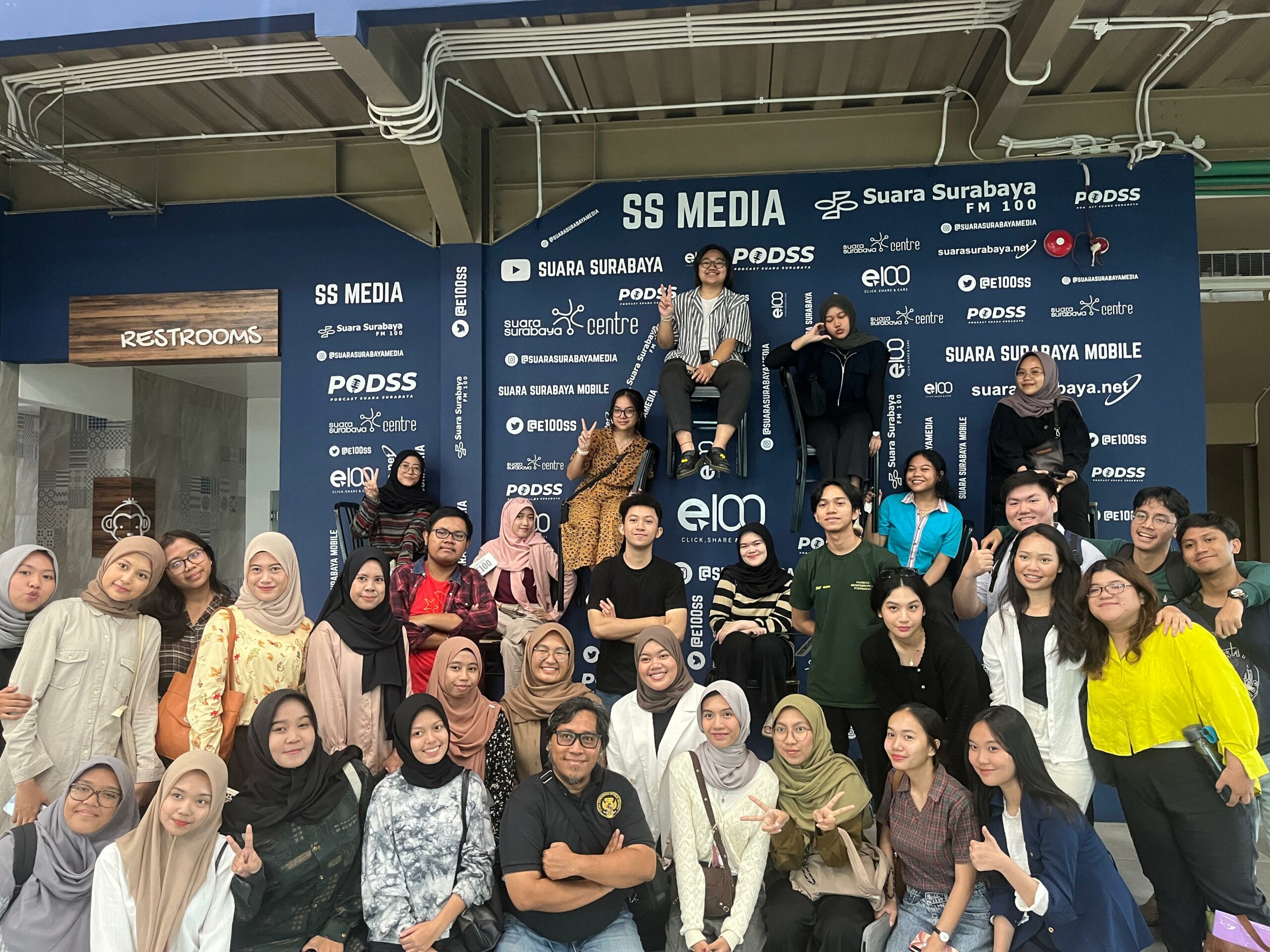 Puluhan mahasiswa UNAIR dan Eddy Prastyo pemimpin redaksi saat berfoto bersama di Suara Surabaya, Jumat (8/12/2023). Foto: Farchan Magang Suara Surabaya