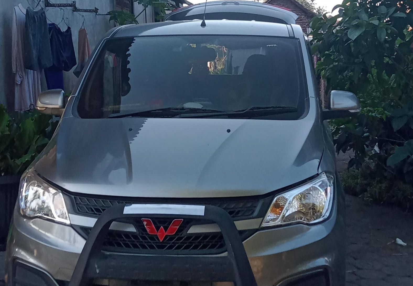 Mobil merk Wulling warna abu-abu milik korban AM yang sempat dinyatakan hilang telah ditemukan polisi di sebuah kos di Surabaya. Foto: Istimewa.
