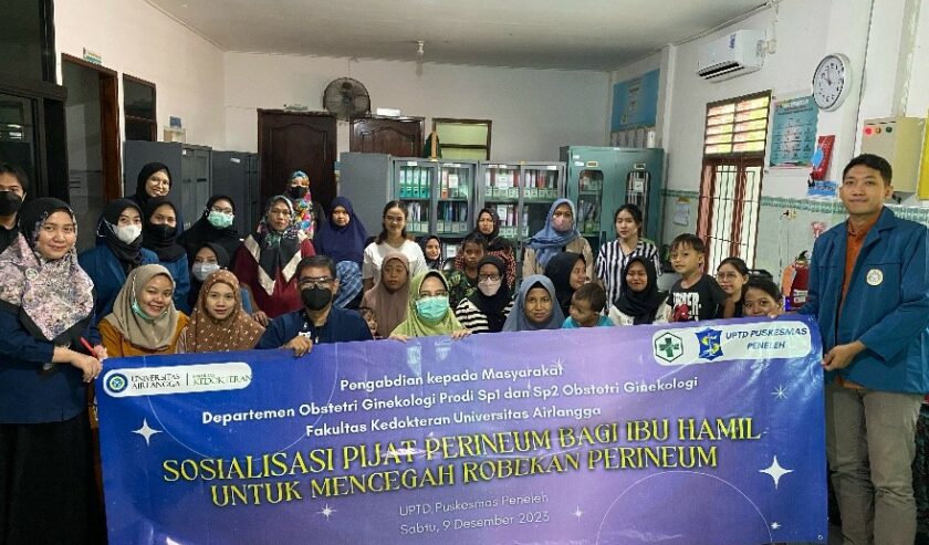 Staf pengajar dan para calon dokter spesialis obstetri dan ginekologi Fakultas Kedokteran Universitas Airlangga saat sosialisasi pijat perineum di Puskesmas Peneleh, Kota Surabaya, Jawa Timur dilakukan pada Sabtu (9/12/2023). Foto: Unair