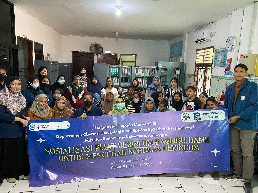 Staf pengajar dan para calon dokter spesialis obstetri dan ginekologi Fakultas Kedokteran Universitas Airlangga saat sosialisasi pijat perineum di Puskesmas Peneleh, Kota Surabaya, Jawa Timur dilakukan pada Sabtu (9/12/2023). Foto: Unair