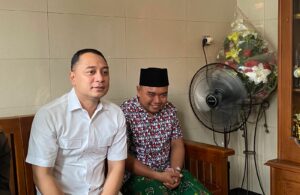 Eri Kunjungi Petugas Satpol PP yang Dikeroyok Buruh Demi Tolong Warga