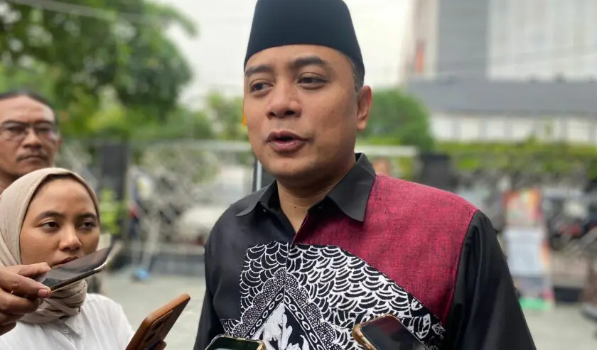 Eri Cahyadi Wali Kota Surabaya saat diwawancarai usai salat Jumat, Jumat (8/12/2023). Foto: Meilita suarasurabaya.net