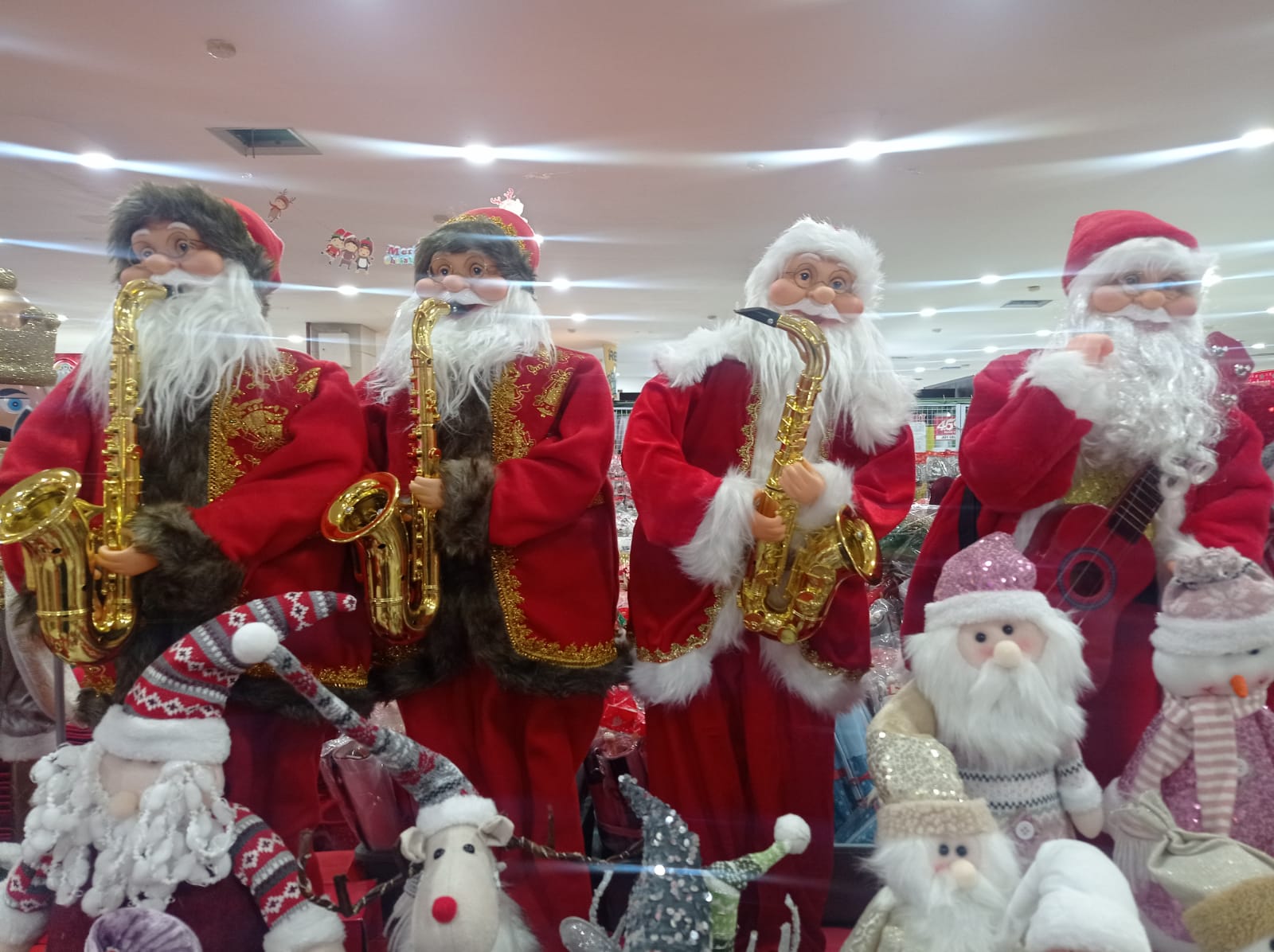 Beberapa boneka natal yang dijual di Pasar Atom Surabaya, Jumat (15/12/2023). Foto: Risky suarasurabaya.net