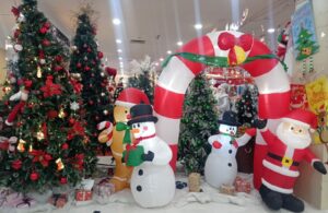 Aneka Pernak-Pernik Natal di Pasar Atom Surabaya