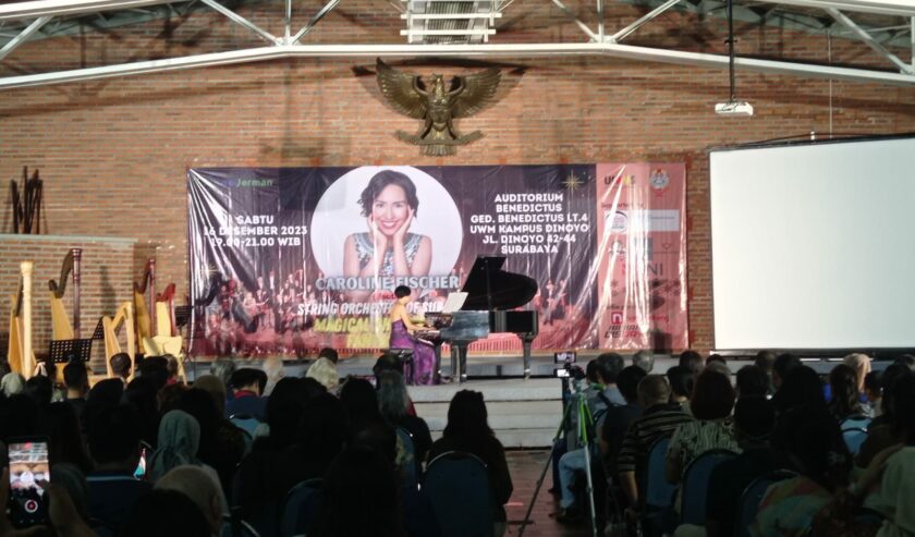 Caroline Fischer pianis asal Jerman yang membawakan album terbaru dengan judul "Magical Christmas Fantasies" di Universitas Katolik Widya Mandala Surabaya (UKWMS), Sabtu (16/12/2023) malam. Foto: Risky suarasurabaya.net