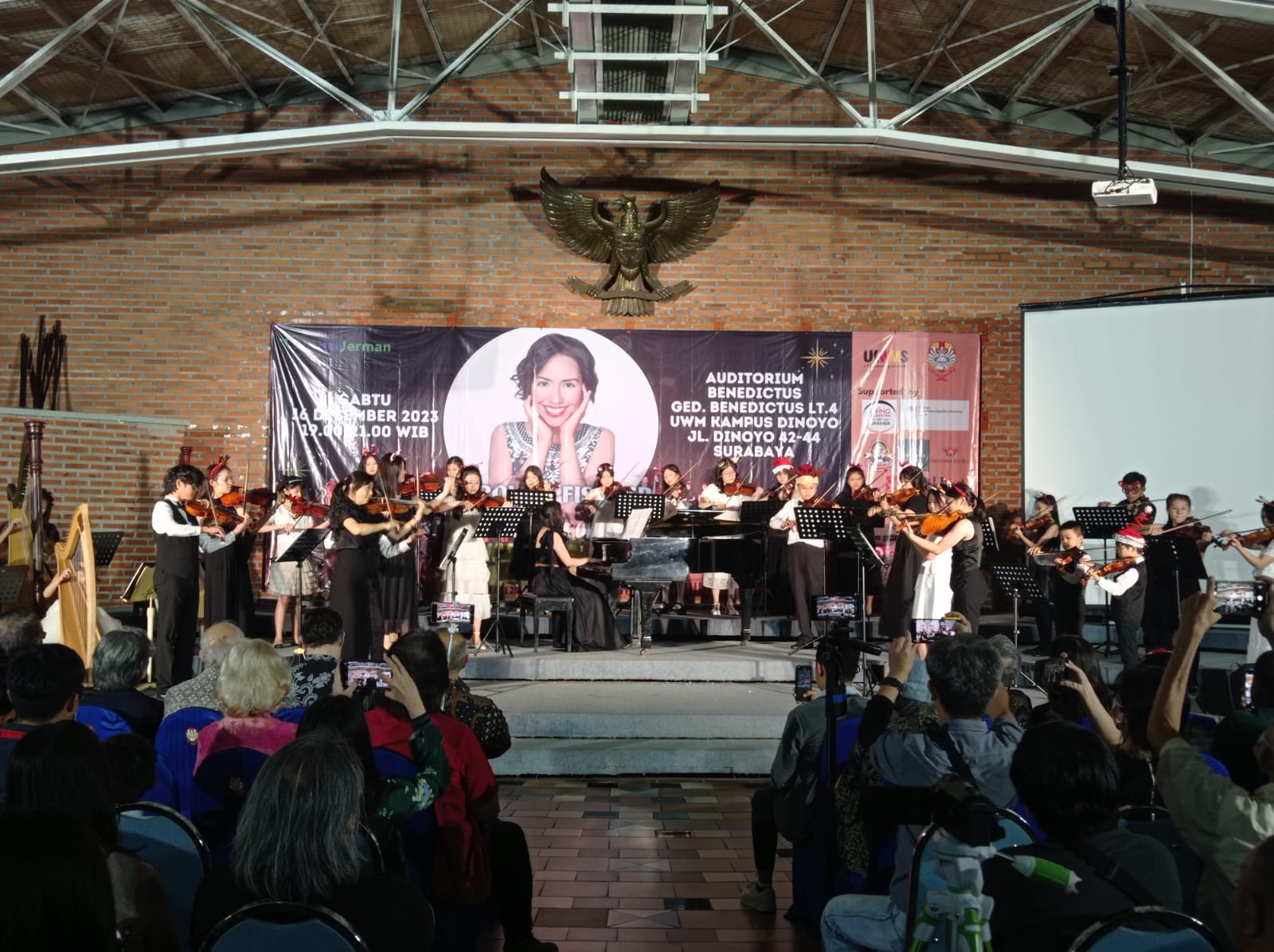 Penampilan String Orchestra of Surabaya (SOS) di di Universitas Katolik Widya Mandala Surabaya (UKWMS), pada Sabtu (16/12/2023) malam. Foto: Risky suarasurabaya.net