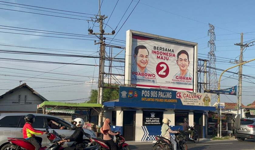 Alat peraga kampanye berupa baliho capres-cawapres nomor urut 2 terpampang di pos pantau polisi lalu lintas di Kabupaten Mojokerto. Foto: Istimewa.