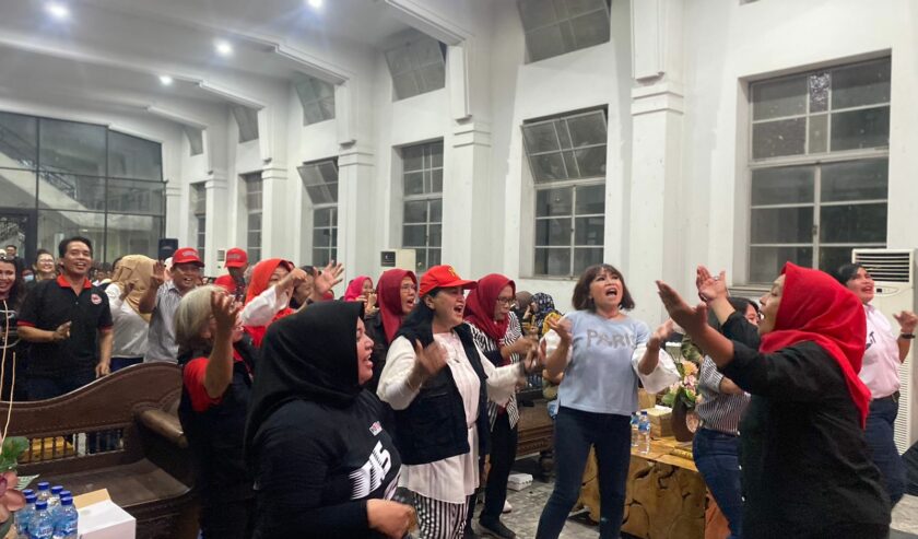 Aksi ibu-ibu joget lagu “Ganjar Mahfud Pas” oleh Band Pendhoza di sela nobar debat cawapres di Kantor TPD Ganjar-Mahfud Jatim, Jumat (22/12/2023). Foto: Meilita suarasurabaya.net