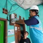 Petugas PLN melakukan penggantian kWh meter ke smart meter di salah satu rumah pelanggan, Fahri (34) di Tebet, Jakarta Selatan. Foto: PLN