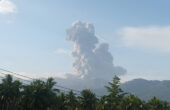 Tangkapan layar CCTV yang memperlihatkan erupsi material baru setinggi lebih kurang 1.900 meter yang keluar dari kawah Gunung Dukono di Pulau Halmahera, Provinsi Maluku Utara, Selasa (21/11/2023). Foto: PVMBG