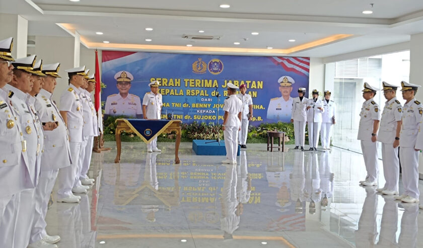 Sertijab kepala Rumah Sakit Pusat Angkatan Laut (RSPAL) dari Laksamana Pertama TNI dr. Benny Joviedr kepada Laksamana Pertama TNI dr. Sujoko Purnomo di RSPAL dr. Ramelan Surabaya, Jumat (12/1/2024). Foto: Risky suarasurabaya.net