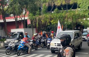 Demo Buruh Blokade Jalan Surabaya