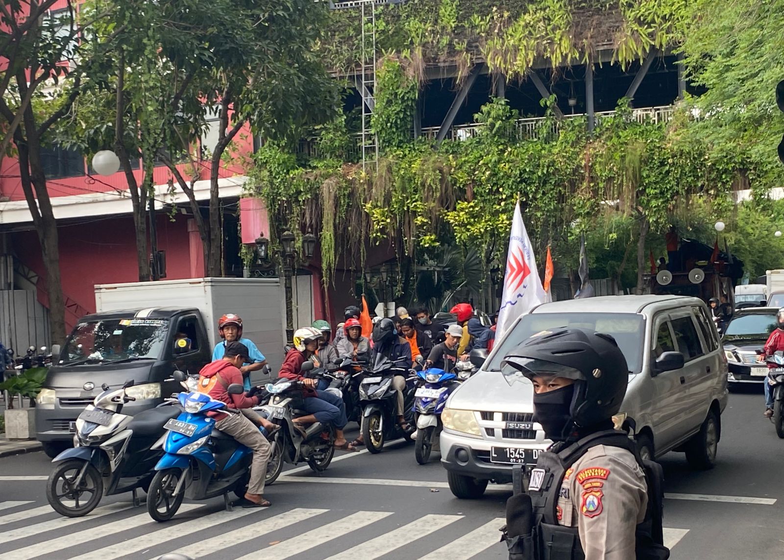 Demo Buruh Blokade Jalan Surabaya - Suara Surabaya