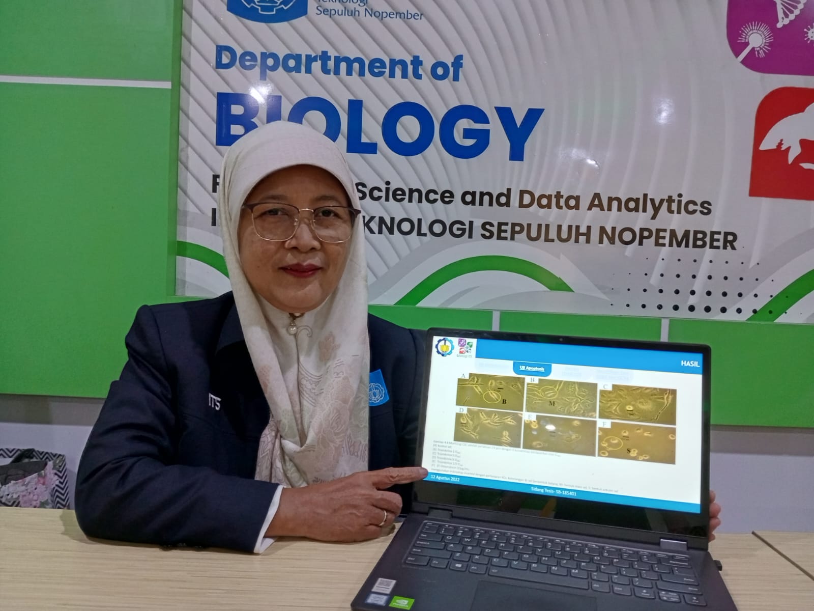 Awik Puji Dyah Nurhayati guru besar bidang biologi kanker dan imunologi Institut Teknologi Sepuluh Nopember (ITS) saat menunjukkan hasil risetnya mengenai pengembangan obat baru dari bahan spons laut. Foto: ITS