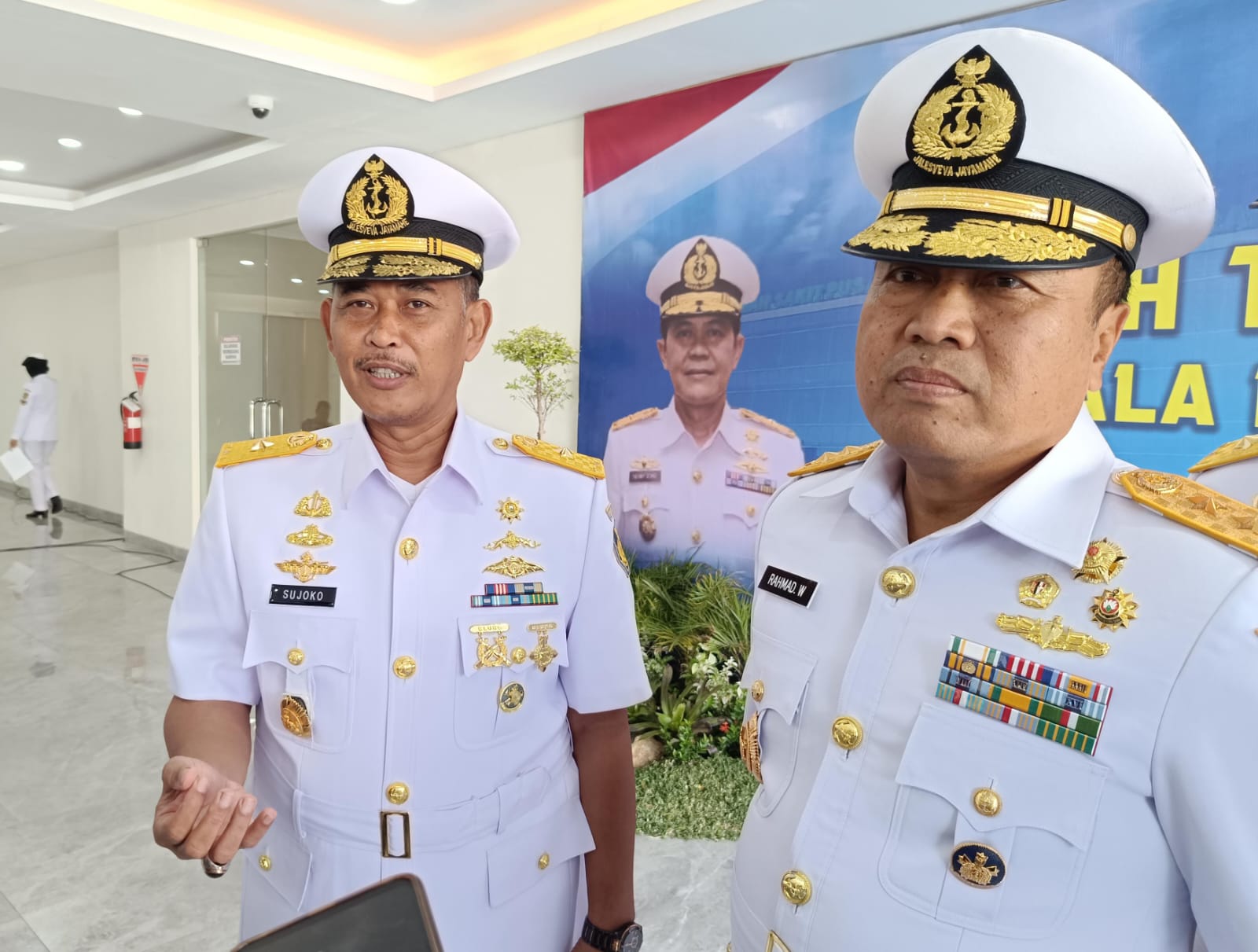 Laksamana Pertama TNI dr. Sujoko Purnomo (kiri) kepala baru Rumah Sakit Pusat Angkatan Laut (RSPAL) dr. Ramelan dan Laksamana Muda TNI P. Rahmad Wahyudi (kanan) Asisten Personalia Kasal (Aspers Kasal) seusai sertijab di RSPAL dr. Ramelan Surabaya, Jumat (12/1/2024). Foto: Risky suarasurabaya.net