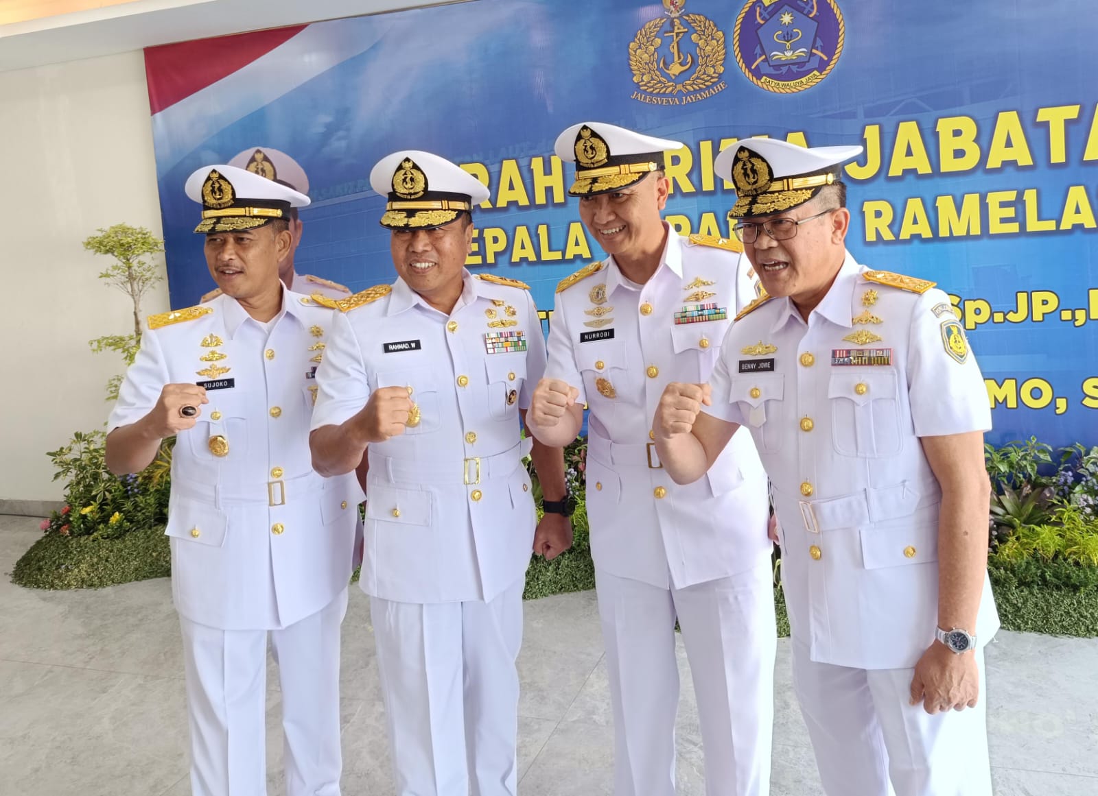 Laksamana Pertama TNI dr. Sujoko Purnomo (dari kiri) kepala baru Rumah Sakit Pusat Angkatan Laut (RSPAL) dr. Ramelan, Laksamana Muda TNI P. Rahmad Wahyudi Asisten Personalia Kasal (Aspers Kasal), Laksamana Pertama TNI dr. Nurrobi Kepala Dinas Kesehatan TNI AL, dan Laksamana Pertama TNI dr. Benny Jovie seusai sertijab kepala baru di RSPAL dr. Ramelan Surabaya, pada Jumat (12/1/2024). Foto: Risky suarasurabaya.net