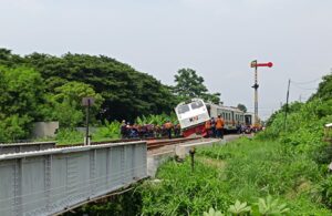 Evakuasi Lokomotif KA Pandalungan Anjlok di Tanggulangin