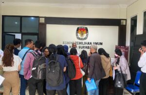 Antrean di KPU Surabaya untuk Urus Surat Pindah Pilih