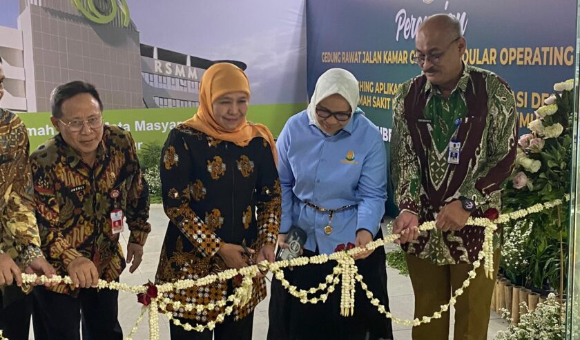 Khofifah Indar Parawansa Gubernur Jatim waktu memotong pita gedung baru RSMM Jatim, Selasa (16/1/2024). Foto: Wildan suarasurabaya.net