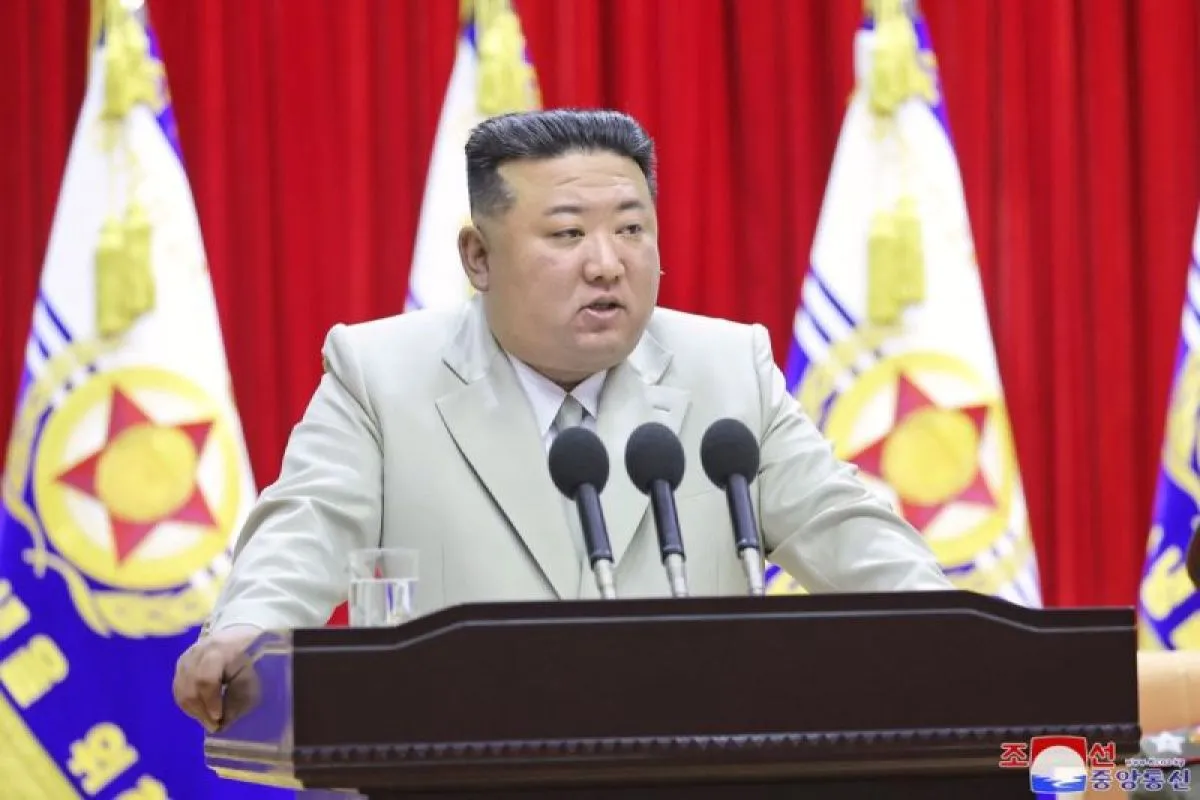 Kim Jong Un, pemimpin Korea Utara menyampaikan pidato saat kunjungan ke komando angkatan laut negara itu pada 27 Agustus 2023. Foto: KCNA/Kyodo