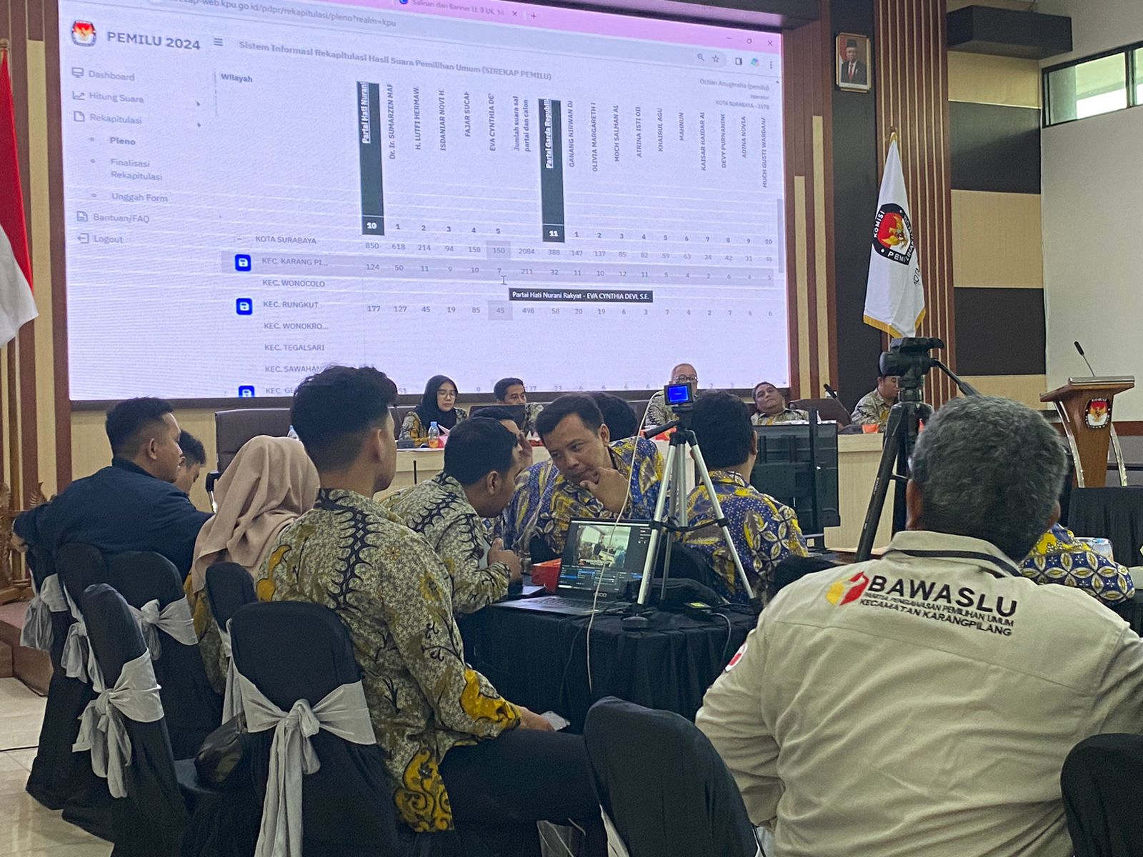 Suasana rapat pleno pembacaan hasil rekaptulasi penghitungan Formulir Model D Kecamatan Karangpilang di Kantor KPU Kota Surabaya, (28/2/2024). Foto: Wildan suarasurabaya.net