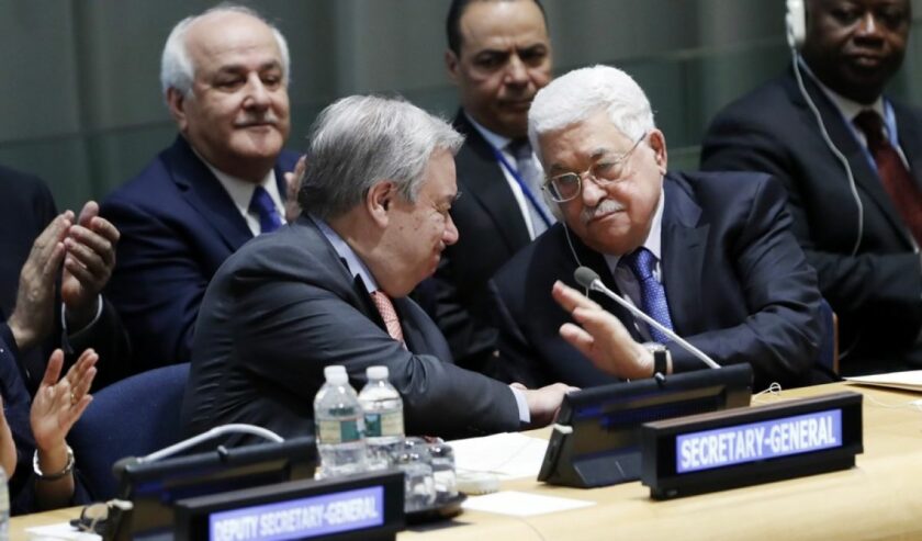 Antonio Guterres Sekretaris Jenderal PBB (kiri) berjabat tangan dengan Mahmoud Abbas Presiden Palestina. Foto : Antara